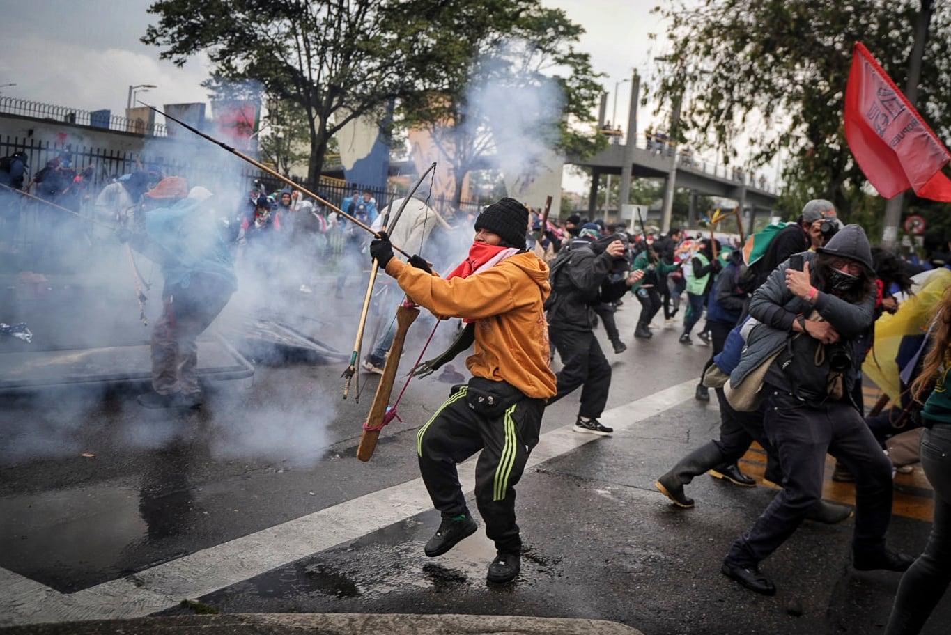 Enfrentamientos entre comunidades indígenas y miembros de la Policía, esta tarde, en Bogotá.