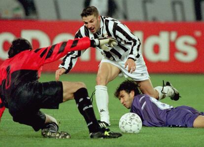 Alessandro del Piero ( C) salta sobre Luis Milla en presencia del portero Cañizares, en el duelo de Liga de Campeones en 1996. Juventus 2 - Real Madrid 0.