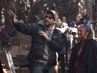 Fede &Aacute;lvarez on the set of Evil Dead with actress Elizabeth Blackmore.