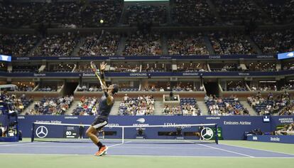 Nadal sirve en la central de Nueva York. El reloj de servicio, a la derecha.