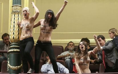 Las activistas de Femen irrumpen en el Congreso.