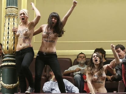 Las activistas de Femen irrumpen en el Congreso.