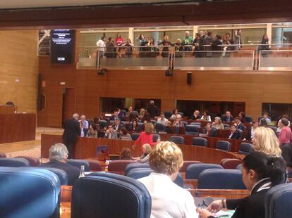 Protestas de los invitados en el pleno de la Asamblea de hoy.