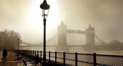 Tower Bridge, el puente de las torres de Londres, en un dickensiano día de niebla y polución.