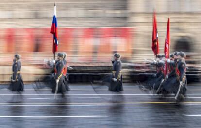 Guardias de honor rusos marchan durante el desfile militar en la Plaza Roja de Moscú. Rusia conmemora el 77 aniversario del desfile histórico de 1941, cuando los soldados del Ejército Rojo desfilaron por las murallas del Kremlin hacia la línea del frente para combatir a las tropas de la Alemania nazi durante Segunda Guerra Mundial.