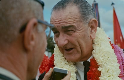 EL presidente Lyndon B. Johnson durante un encuentro con líderes vietnamitas en la década de los sesenta.