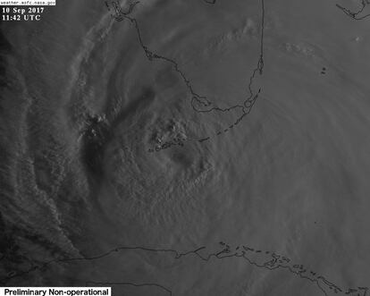 Imagen de la NASA con el momento en el que el ojo del huracán Irma toca Los Cayos de Florida.