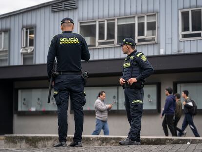 Policías patrullan en Bogotá, el 27 de Julio del 2023.