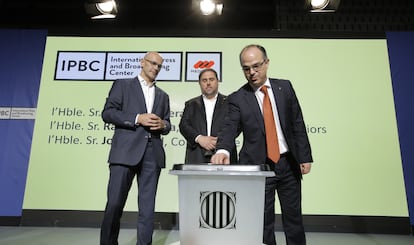 Presentación del modelo de urna para el 1-O. Desde la izquierda, Raül Romeva, Oriol Junqueras y Jordi Turull, el 29 de septiembre de 2017.