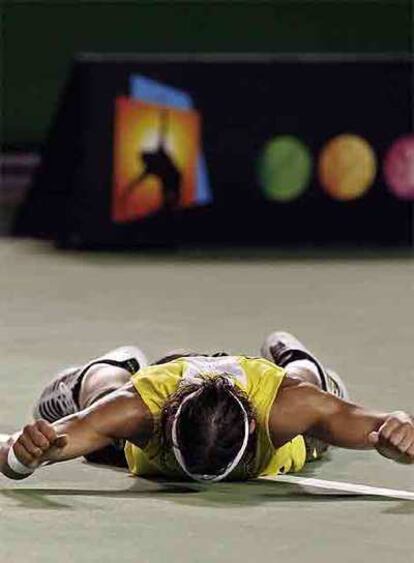 Rafa Nadal celebra en el suelo su victoria sobre Andy Murray.