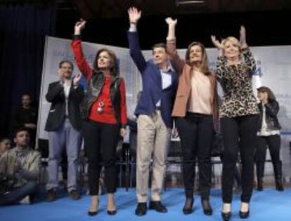 La ministra de Empleo, Fátima Báñez, (tercera por izquierda) junto a la presiedenta de los populares madrileños, Esperanza Aguirre (a su izquierda); el presidente de la Comunidad de Madrid, Ignacio González y la alcaldesa de la capital, Ana Botella, hoy durante la convención regional que celebra el partido sobre las elecciones europeas del 25 de mayo.