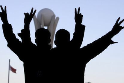 Manifestantes bahreiníes en la plaza de la Perla, en el centro de Manama.