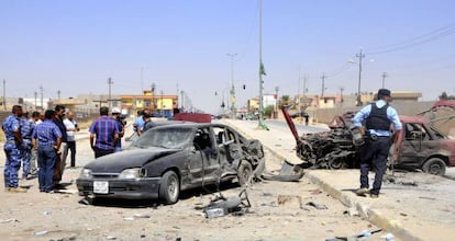 Policías iraquíes en el lugar de la explosión de una bomba en Irak.