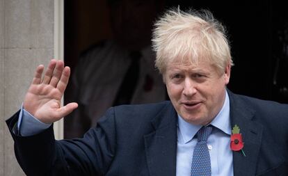 El primer ministro del Reino Unido, Boris Johnson, este miércoles a la puerta de su residencia en Downing Street.