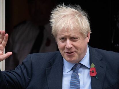 El primer ministro del Reino Unido, Boris Johnson, este miércoles a la puerta de su residencia en Downing Street.