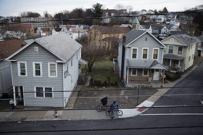 Varias personas van en bicicleta en una zona residencial de Wilkes-Barre (Pensilvania). Los votantes del condado de Luzerne siempre han apoyado a los demócratas para la presidencia, incluyendo al presidente Barack Obama. En 2016, todo cambió para el republicano Donald Trump, proporcionando aproximadamente un tercio de su margen de victoria en todo el estado. 