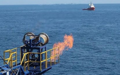 Barco de perforaci&oacute;n que extrae gas metano del lecho marino de Jap&oacute;n. 