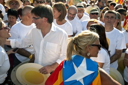 El presidente de la Generalitat, Carles Puigdemont, en la manifestación de Salt (Girona).