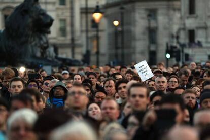 Un hombre sostiene un cartel "El odio no nos dividirá" durante una vigilia en Trafalgar Square.