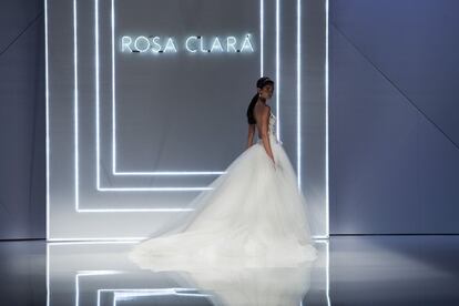 Una model llueix un vestit de núvia de Rosa Clara.