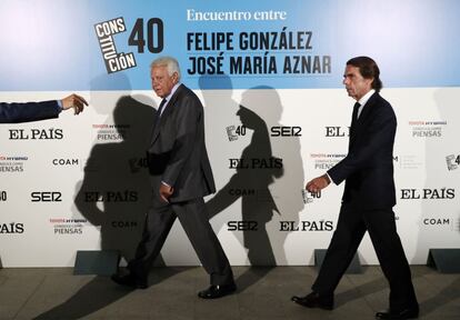 Felipe González y José María Aznar se dirigen a ocupar sus asientos antes del debate.