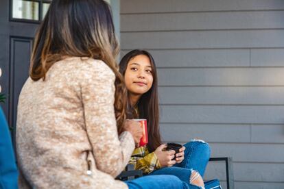 Los progenitores tienen que conseguir, sobre todo en la adolescencia, que sus hijos sepan que pueden hablar con ellos sobre sexo.