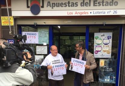 Los responsables de la administración de lotería de Alicante que han vendido parte del segundo premio.