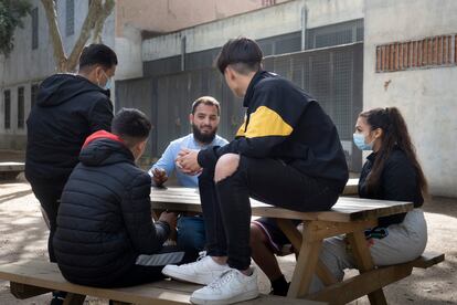 El promotor Isaac Heredia conversa con alumnos del instituto escuela El Til·ler de Barcelona.