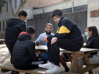 El promotor Isaac Heredia conversa con alumnos del instituto escuela El Til·ler de Barcelona.