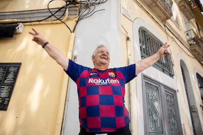 Miquel Gallén. A Miquel es fácil verle vestido con camiseta del Barça o de pollo para repartir folletos de un negocio de comida para llevar. Culé y querido por todo el mundo en el barrio, es otro de los vecinos de siempre en el Poblenou.