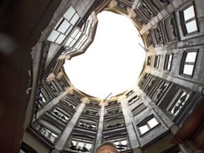 Julian Barnes, ayer en el patio interior de La Pedrera.