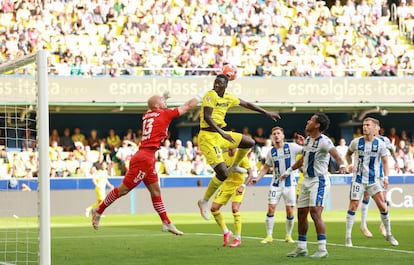 Pape Gueye remata ante Marko Dmitrovic en el partido entre Villarreal y Leganés.