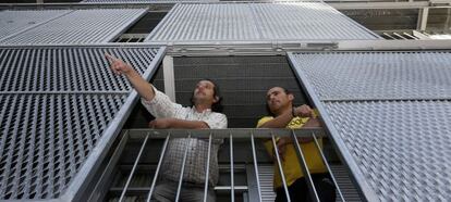 Abel (derecha) y su vecino Juan Andr&eacute;s, en la terraza del piso de este &uacute;ltimo, en la calle del Pinar de San Jos&eacute; en el Ensanche de Carabanchel.