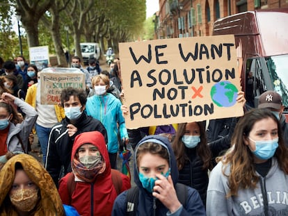 Un grupo de estudiantes franceses realiza una huelga durante la oleada de manifestaciones bajo el lema 'Friday's for future' (los viernes son para el futuro) en Toulouse para denunciar la inacción ante la crisis climática.