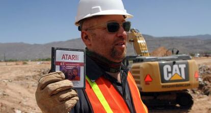 Zak Penn muestra un cartucho desenterrado de 'E.T.'