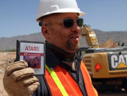 Zak Penn muestra un cartucho desenterrado de &#039;E.T.&#039; 