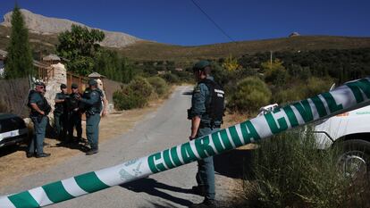 Agentes de la Guardia Civil, este jueves en Prado Negro, una pedanía de Huétor Santillán (Granada).