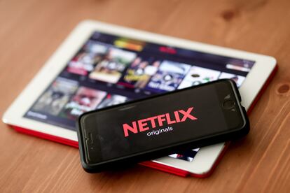 Fotografía de archivo que muestra una vista del logo de Netflix en un teléfono móvil.