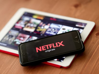 Fotografía de archivo que muestra una vista del logo de Netflix en un teléfono móvil.