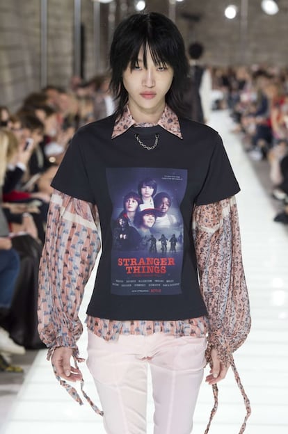 Que Nicolas Ghèsquiere era fan de Stranger Things ya lo sabíamos. El año pasado, el diseñador colgó en Instagram fotos con los protagonistas, adelantando que algo se estaba gestando. Sin embargo, la camiseta que incluyó en su última colección fue toda una sorpresa. "Pensé que sería muy divertido hacer un pequeño guiño a la serie. Siempre es genial tener un pequeño accidente de estilo como este, como si la modelo saliera con su camiseta del backstage, y Stranger Things... creo que fue una de las prendas más deseadas por las chicas en el Backstage", explicaba el Ghèsquiere en Vogue tras su desfile en París.
 La camiseta no solo se ha convertido en un objeto de deseo, también de especulaciones. El diseñador ha estado muy unido a Millie Bobby Brown, que fue vestida de Louis Vuitton a estrenos y fiestas varias.Sin embargo, este año la actriz se ha convertido en imagen de Calvin Klein y que su cara no salga en el estampando de Ghèsquiere ha dado que hablar. ¿Casualidad?
Realización: Victoria Zárate