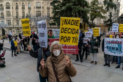 Concentración frente al Congreso de los Diputados en apoyo a la ley de eutanasia.