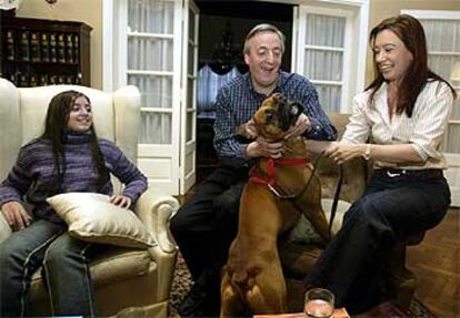 El candidato peronista Néstor Kirchner, junto a su familia en su casa de Río Gallegos, provincia de Santa Cruz.