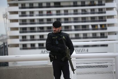 La policia ha custodiat l'arribada del creuer MSC Splendida al port de Barcelona.