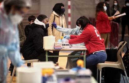 Realización de test de antígenos de detección del covid, en la Zona Básica de Salud de Felipe II, en Móstoles, Madrid, el 23 de diciembre.