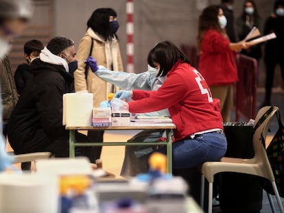 Un hombre se realiza test de antígenos en Madrid (España), en diciembre.
