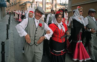 Madrileños vestidos de castizos en las fiestas de San Cayetano.