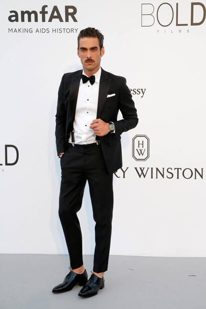 Nada contra o bigode, a pose, o traje e até suspensórios. O problema do modelo Jon Kortajarena está lá embaixo. Parece que está ficando na moda esquecer as meias a qualquer custo. Fez o mesmo Kortajareta na festa Amfar, parte do Festival de Cannes.