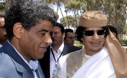 Fotografía de archivo de Abdalá el Senusi (izq.) y Muamar el Gadafi.