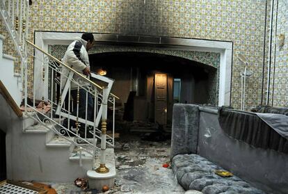 La casa de Belhassen Trabelsi, hermano de Leila Ben Ali, el ex presidente tunecino huido ayer del país, ha sido saqueada por ciudadanos en Sokra, a 16 kilómetros de Túnez. En la foto, un hombre transporta objetos en las escaleras de la vivienda.