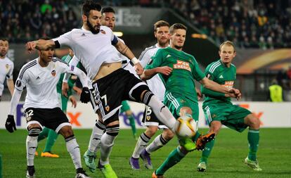 Negredo controla el balón, anoche en el partido en Viena.